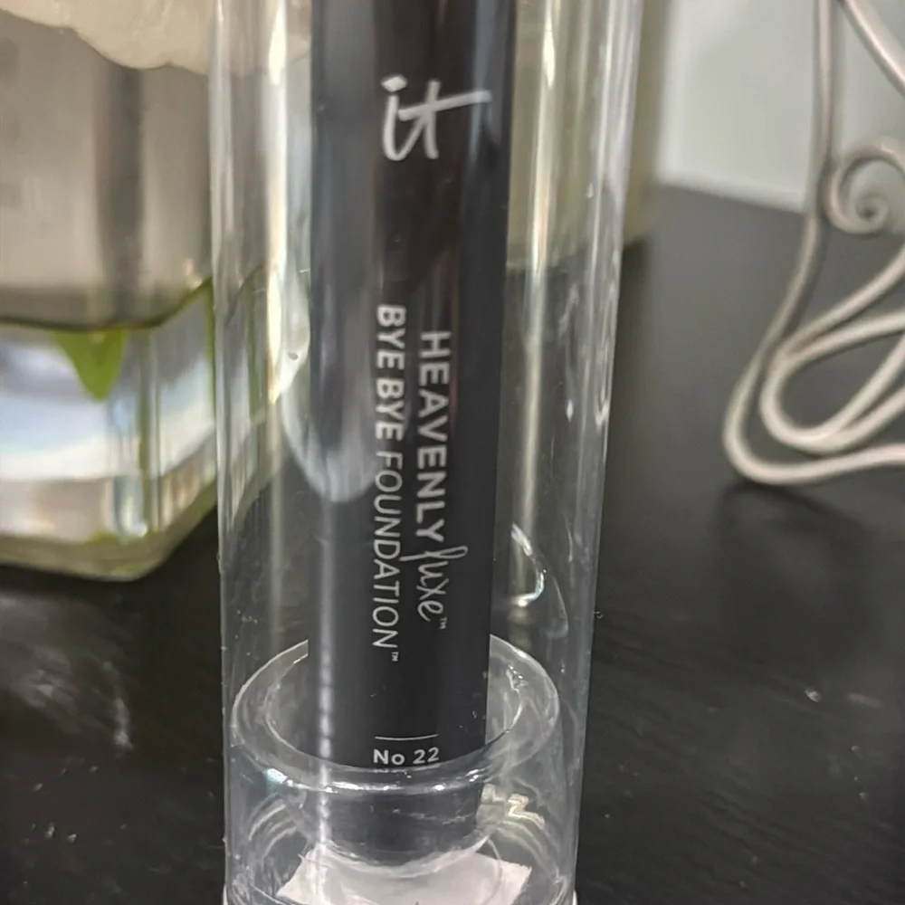IT Cosmetics Heavenly Luxe Skin Perfecting Complexion Brush #22 airbrush finish